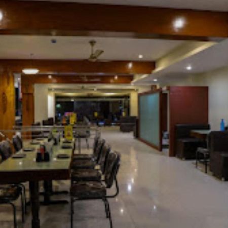 Hotel Vaibhav,Akola Buitenkant foto