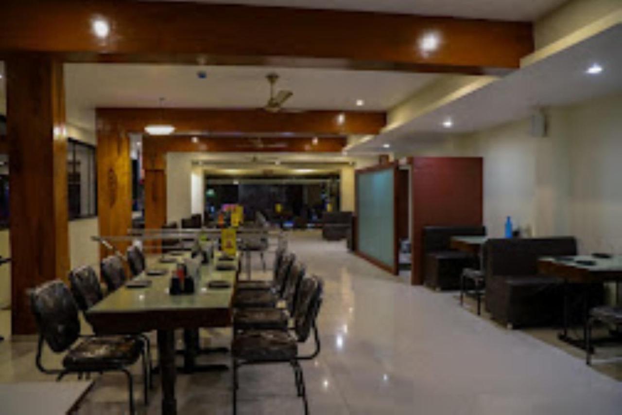 Hotel Vaibhav,Akola Buitenkant foto