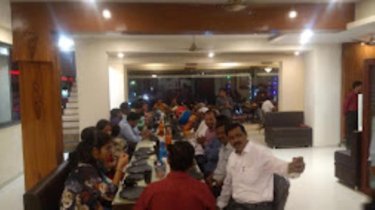 Hotel Vaibhav,Akola Buitenkant foto
