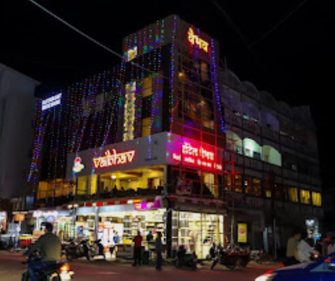 Hotel Vaibhav,Akola Buitenkant foto